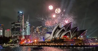 চোখ ধাঁধাঁনো আলোর ঝলকানিতে নতুন বছরকে স্বাগত জানিয়েছে বিশ্বের বিভিন্ন দেশ